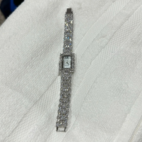 Zircon Elements Leaf Austrian Crystal Bracelet Watch NEW w - Picture 3 of 7